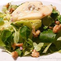 Salat mit Gorgonzola, Birne und karamellisierten Walnüssen