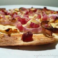 Schneller Flammkuchen mit Apfel, Speck und roten Zwiebeln