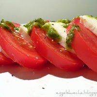 Tomaten-Mozzarella-Salat mit Pesto