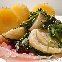 Blattspinat-Fenchel-Gemüse auf rohem Schinken mit Kartoffeln