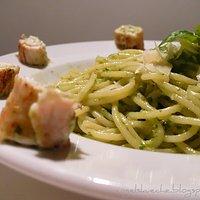 Spaghetti mit Pesto und Puten-Pesto-Frischkäse-Röllchen