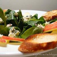 Feldsalat mit Apfelspalten, Blauschimmelkäse und Laugenchips