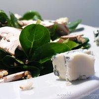 Feldsalat mit Egerlingen, gerösteten Haselnusskernen und Blauschimmel-Sternchen