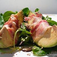 Avocado mit Ziegenfrischkäsefüllung im Speckmantel auf Feldsalat mit Sesam und Kürbiskernen