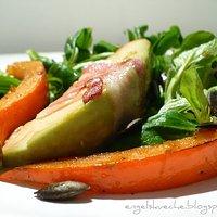 Feldsalat mit karamellisierten Kürbisspalten, Avocado mit Frischkäsefüllung im Speckmantel und Kürbiskernen