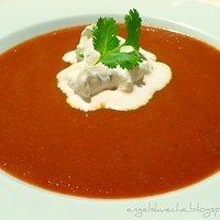 Kürbis-Karotten-Kokos-Suppe mit Koriander-Sahne-Häubchen