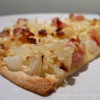 Schneller Flammkuchen mit Zwiebeln und Speck