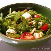 Rucola mit Mozzarella, Kirschtomaten und Pinienkernen