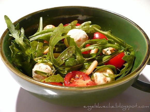 Rucola mit mozzarella, Kirschtomaten und Pinienkernen
