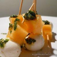 Mozzarella-Melonen-Spieße mit Minz-Basilikum-Pesto