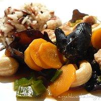 Hühnchen nach Kanton-Art verfeinert mit Chinakohl und Cashewkernen