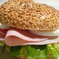Bagel mit Schinken und Ei