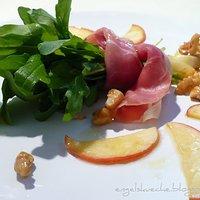 Rucola mit Serrano-Schinken, Ziegenfrischfrischkäse, karamelisierten Apfelspalten und Walnüssen
