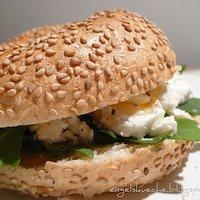 Bagel mit Ziegenfrischkäse und Honig