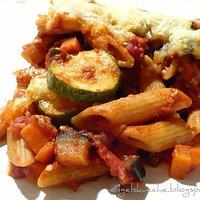 Rigatoni-Gratin mit vegetarischer Auberginen-Bolognese & Zucchinischeiben
