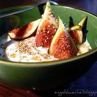 Joghurt mit karamellisierten Feigen, Honig und Sesam
