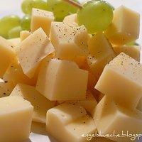Käse, Trauben und Rotwein