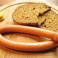 Ein Paar warme Wienerle mit Brot und Senf