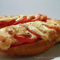 Überbackene Tomaten-Mozzarella-Baguettes