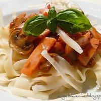 Fettuccine Boscaiola in einer tomatigen Variante