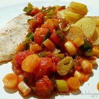 Scholle an Frühlingszwiebel-Tomaten-Ragout mit Bratkartoffeln