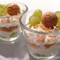 Mascarpone-Quark-Creme mit Trauben und Keksen