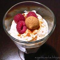 Amaretto-Mascarpone-Creme mit Himbeeren und Amarettini