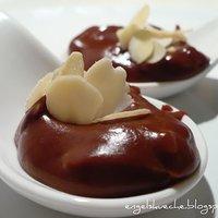 Schokoladen-Pudding mit Mandelblättchen aus der Mikrowelle
