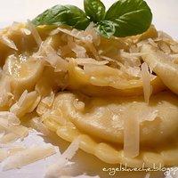 Cappelletti mit zerlassener Butter und frischem Parmesan