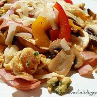 Rühreier mit Schinken, Paprika, Egerlingen und Parmesan