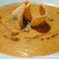 Scharfe Zucchini-Paprika-Suppe mit Krabbenchips