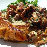 Steak mit Pfifferlingen und Speck in Schnittlauchrahm