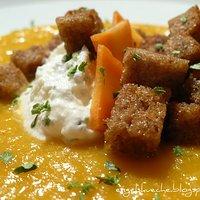 Scharfe Möhren-Suppe mit Ingwer und Petersiliensahne
