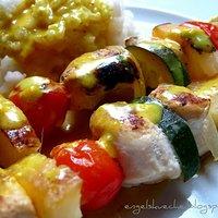 Bunte Hähnchenspieße mit Reis und fruchtig-scharfer Curry-Soße