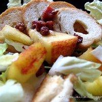Grüner Salat mit Speckwürfeln, glasierten Äpfeln und Brotchips-Croûtons