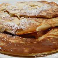 Apfel-Pfannkuchen mit Mandeln und Zimt