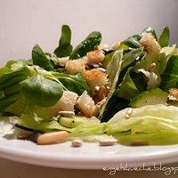 Pimp my Salad: Grüner Salat mit Kernen und Croûtons