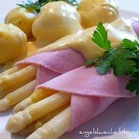 Spargel mit Schinken, Kartoffeln und Sauce Hollandaise