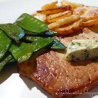 Steak mit Ofenkartoffeln und Zuckerschoten