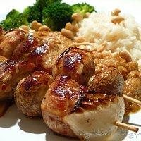 Hähnchen-Spieße an Erdnussoße mit Brokkoli und Reis