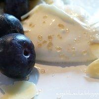 Honig-Mascarpone mit Mandeln und Heidelbeeren