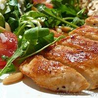 Hähnchenbruststreifen an Zupfsalat mit Vollkornbrötchen