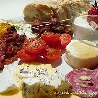 Internationaler Brunch-Teller