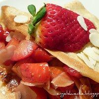 Pfannkuchen mit flambierten Erdbeeren