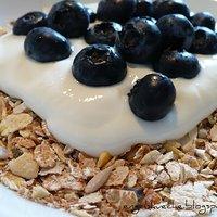 Müsli mit Joghurt und frischen Beeren