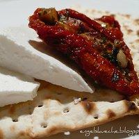 Matzen mit Ziegenkäse und halbgetrockneten Tomaten