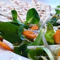 Salat mit Sprossen, Karotten und Sesam