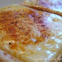 Käsetoast mit Curry und Paprika