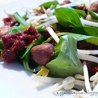 Salat mit Sprossen, halbgetrockneten Tomaten und Haselnüssen