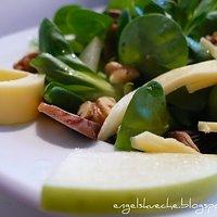 Salat mit Käse, Walnüssen, Egerlingen und Apfel